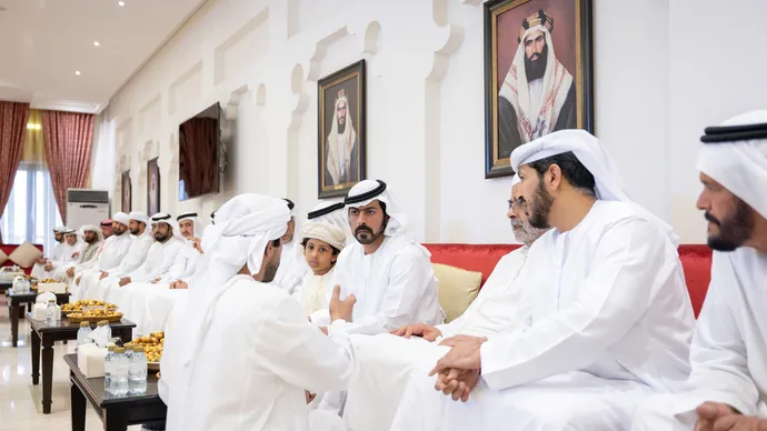 خليفة بن طحنون بن محمد يُقدِّم واجب العزاء في وفاة محمد مبارك المنصوري