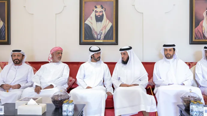 خليفة بن طحنون بن محمد يُقدِّم واجب العزاء في وفاة أحمد محمد المهيري