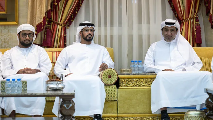 زايد بن حمدان بن زايد يُقدِّم واجب العزاء في وفاة شماء سهيل اليبهوني الظاهري