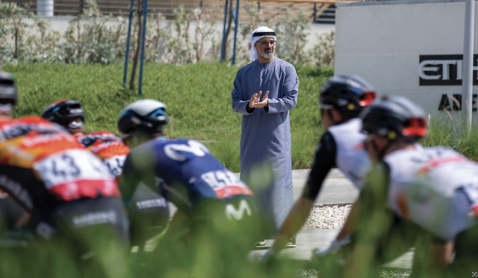 خالد بن محمد بن زايد يُحيّي الدرّاجين المشاركين في المرحلة السادسة من &quot;طواف الامارات&quot; 2023