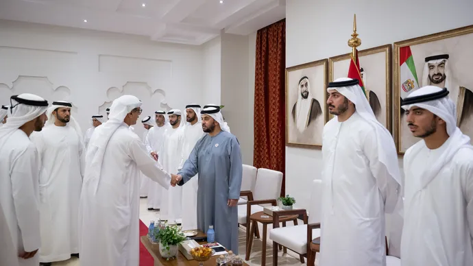 حمدان بن زايد يتفقد مشاريع مدينة المرفأ ويطلع على الاستعدادات للسباقات الشراعية ويلتقي المواطنين