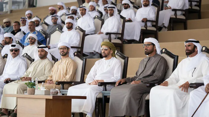 حمدان بن زايد يتوج الفائزين بمزاينة الإبل في مهرجان الظفرة