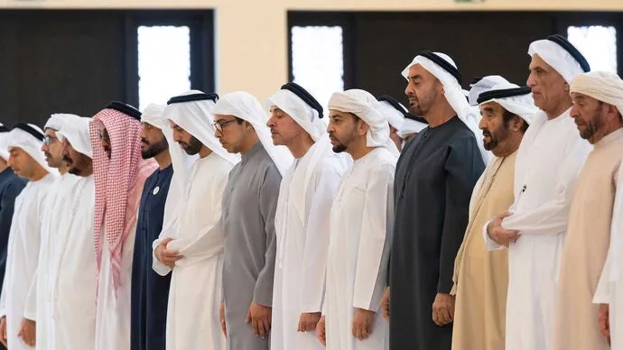 رئيس الدولة وحاكم رأس الخيمة والشيوخ يؤدون صلاة الجنازة على جثمان طحنون بن محمد