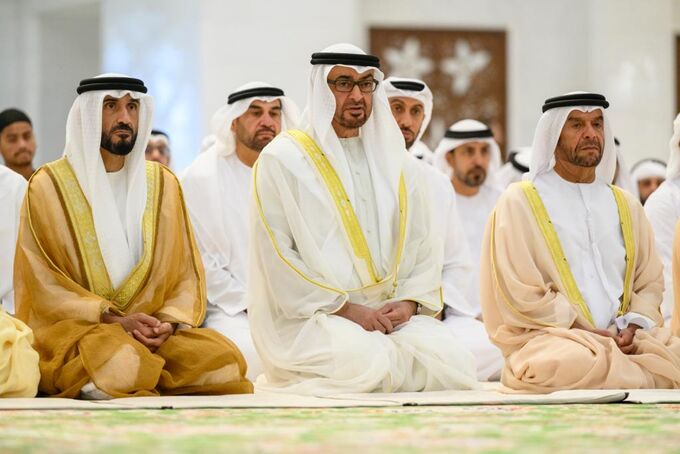رئيس الدولة يؤدي صلاة عيد الأضحى بمسجد الشيخ زايد في أبوظبي
