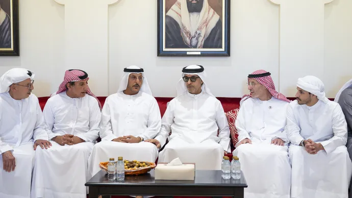 هزاع بن زايد يقدِّم واجب العزاء في وفاة محمود أحمد القيسية
