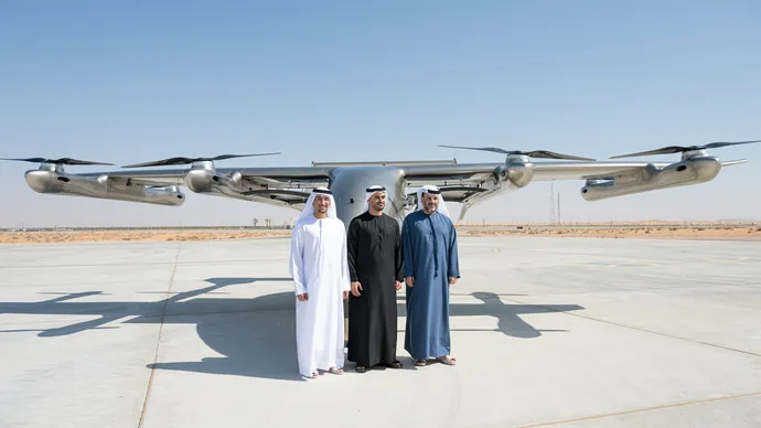 بحضور زايد بن محمد بن زايد.. شركة &quot;لود أوتونومس&quot; تُجري أول رحلة تجريبية للطائرة &quot;هيلي&quot; في منطقة العين