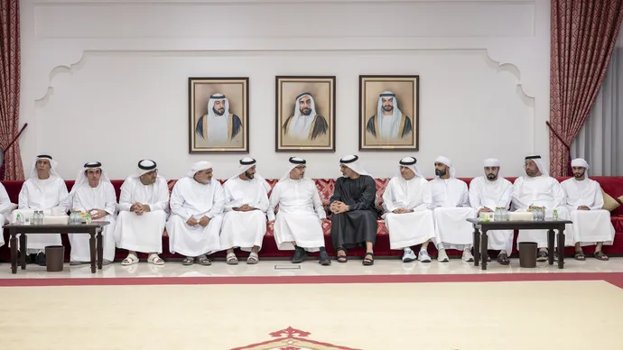 خالد بن محمد بن زايد وهزاع بن زايد يقدمان واجب العزاء لأسرة الشهيد عبدالله شامس المنهالي
