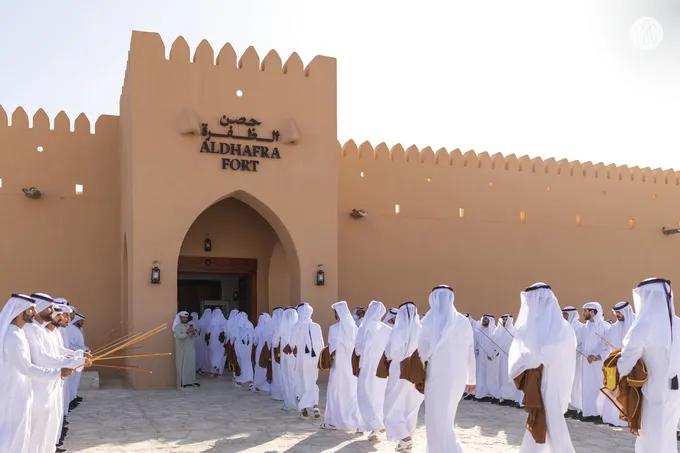 تحت رعاية رئيس الدولة.. حمدان بن زايد يشهد العرس الجماعي لـ86 شاباً من منطقة الظفرة