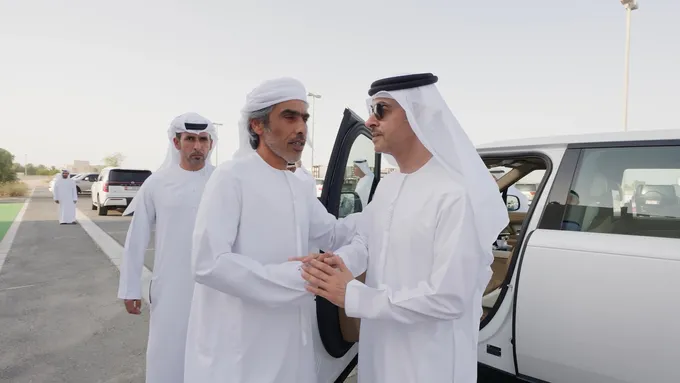 هزاع بن زايد يُقدّم واجب العزاء في وفاة علي بخيت علي سليمان المزروعي