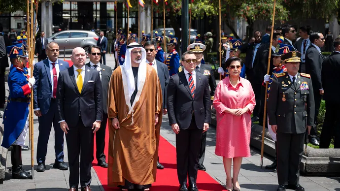 ولي عهد أبوظبي يضع إكليلاً من الزهور أمام النصب التذكاري للاستقلال في العاصمة الإكوادورية كيتو