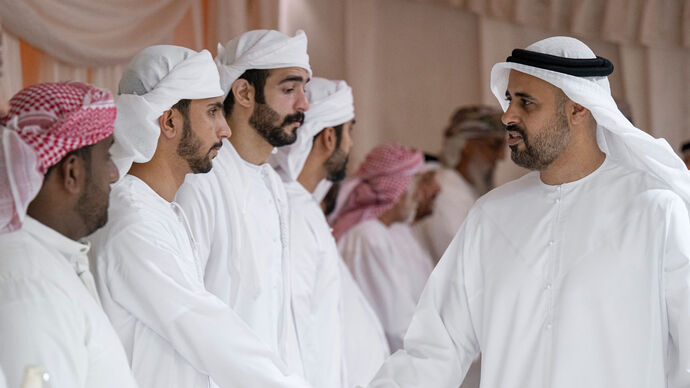 ذياب بن محمد بن زايد يقدِّم واجب العزاء في وفاة والد الشهيد محمد جديد الشحي