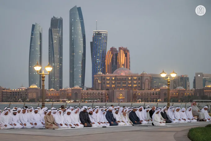 Mansour bin Zayed attends Ramadan iftar banquet with officials