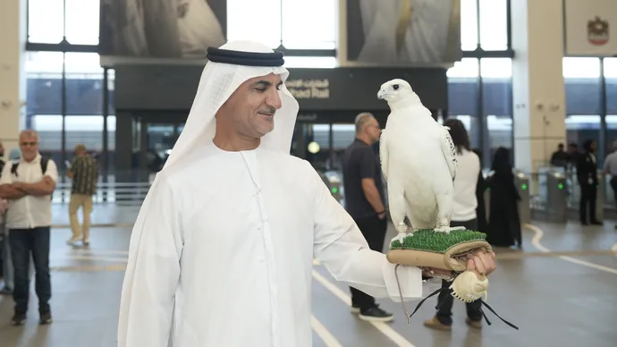 قطارات الاتحاد تستضيف صقارين إماراتيين في رحلة تجريبية استعداداً لافتتاح محطة ليوا