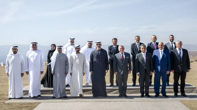 ملك الأردن وولي عهد أبوظبي يشهدان مراسم وضع حجر الأساس لمشروع سكة حديد العقبة – الشيديَّة – معان
