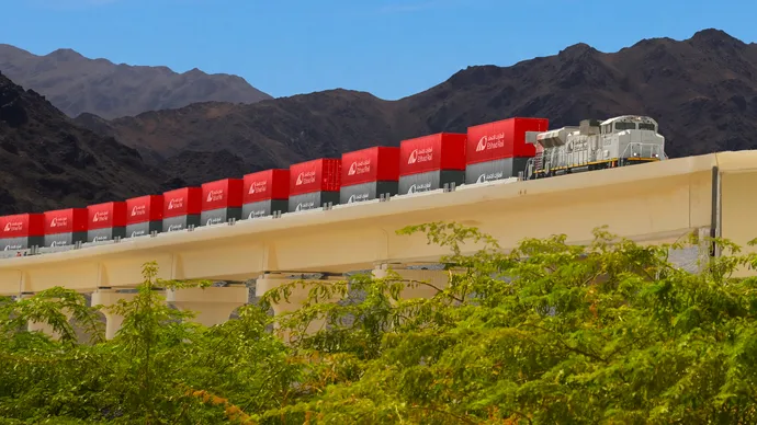 بالتعاون مع مجموعة موانئ أبوظبي.. قطارات الاتحاد تطلق خدمة سكك حديدية متكاملة تربط مرافئ الفجيرة بمدينة أبوظبي الصناعية (آيكاد)