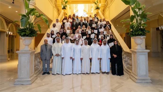 جامعة الإمارات العربية المتحدة ودائرة تنمية المجتمع – أبوظبي تحتفيان بـ98 خريجاً وخريجة ضمن الدفعة الرابعة من برنامج «بناء القدرات» لمهنيّي الرعاية الاجتماعية