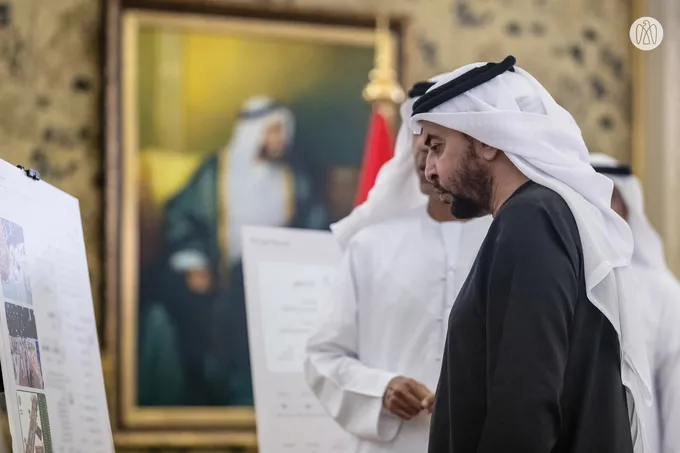 Hamdan bin Zayed receives delegation from Abu Dhabi Heritage Authority and reviews projects, programmes, and plans