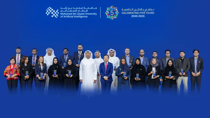 أطلقت جامعة محمد بن زايد للذكاء الاصطناعي أسبوعاً من الاحتفالات بالذكرى السنوية الخامسة لمسيرتها الأكاديمية والبحثية، بإقامة حفلٍ حضره معالي خلدون خليفة المبارك، رئيس مجلس أمناء الجامعة،  وأعضاء مجلس الأمناء: ريما المقرب المهيري، وبينج شياو، إلى جانب إيرك زينغ، رئيس الجامعة والبروفيسور الجامعي.