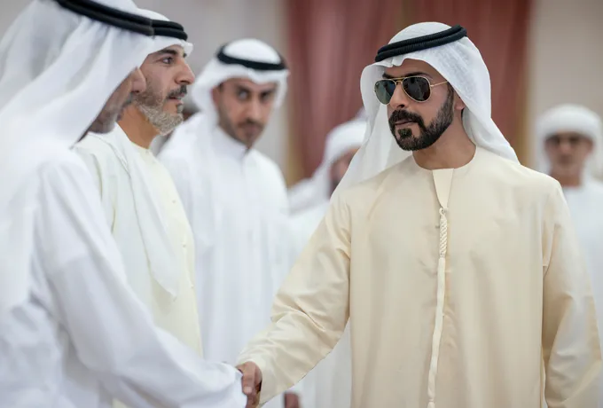 خليفة بن طحنون بن محمد يُقدِّم واجب العزاء في وفاة محمد عيلان المهيري