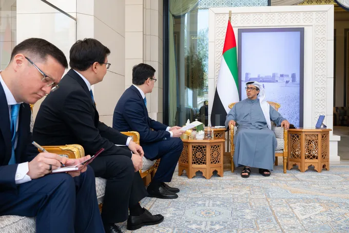 UAE President receives written message from President of Kazakhstan, conveyed through Mansour bin Zayed