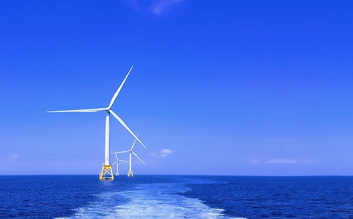 مبادلة تستثمر في أكبر شركة خاصة لتطوير طاقة الرياح البحرية في العالم