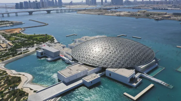 متحف اللوفر أبوظبي يُعلن برنامج فعالياته ومعارضه لموسم 2026-2027