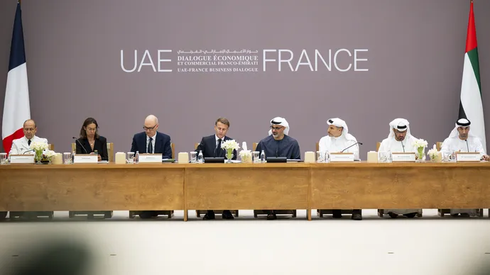ولي عهد أبوظبي والرئيس الفرنسي  يشهدان حوار الأعمال الإماراتي-الفرنسي لتعزيز الشراكة الاستراتيجية في قطاعَي الطاقة والذكاء الاصطناعي