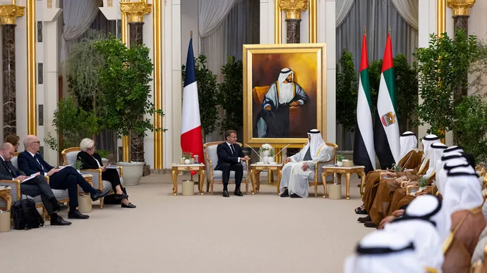 رئيس الدولة والرئيس الفرنسي يبحثان علاقات التعاون والتطورات الإقليمية