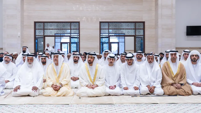 حمدان بن زايد يؤدّي صلاة عيد الأضحى المبارك في مسجد الشهداء ويستقبل المهنِّئين بالعيد في مجلس مدينة زايد
