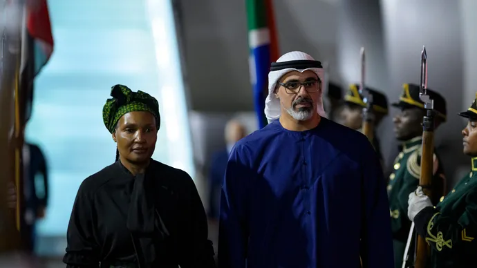 نيابة عن رئيس الدولة.. ولي عهد أبوظبي يصل إلى جوهانسبرغ للمشاركة في أعمال قمة مجموعة العشرين