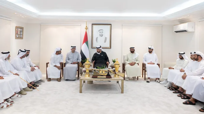 حمدان بن زايد يشهد ختام مهرجان الظفرة الرابع لسباقات الهجن ويتوّج الفائزين في أشواط الرموز
