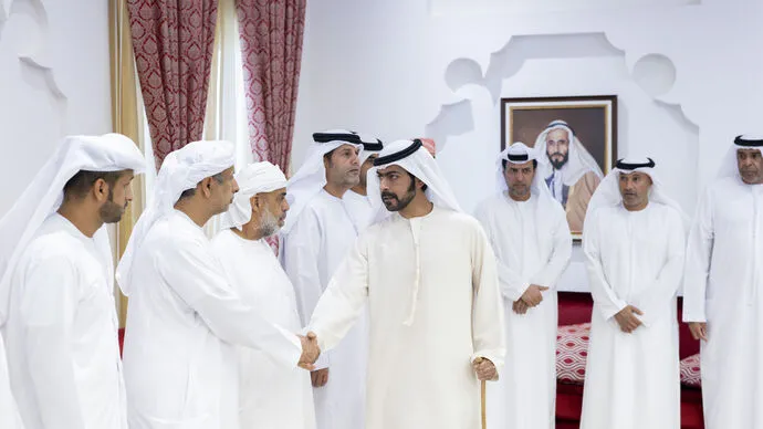خليفة بن طحنون بن محمد يُقدِّم واجب العزاء في وفاة حمد محمد سعيد الدرعي