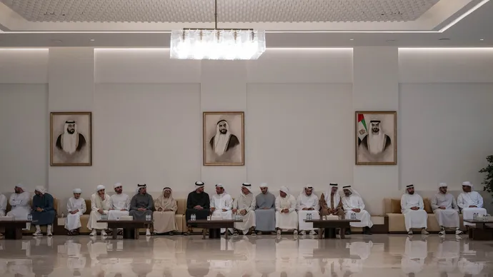 زايد بن محمد بن زايد يقدم واجب العزاء في وفاة والدة عبدالحميد محمد عبدالحميد الحوسني