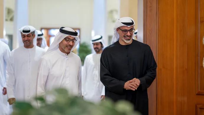 هزاع بن زايد يستقبل خالد بن محمد بن زايد بمحل إقامته في منطقة العين