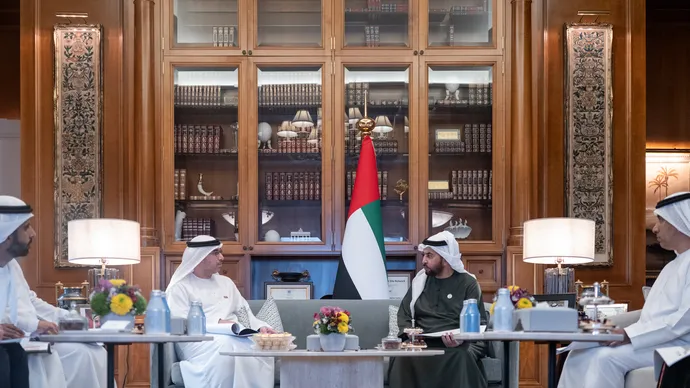 حمدان بن زايد يستقبل وفداً من قطارات الاتحاد ويوجه بإطلاق محطتي مدينة زايد وليوا للركاب في 30 نوفمبر 2026