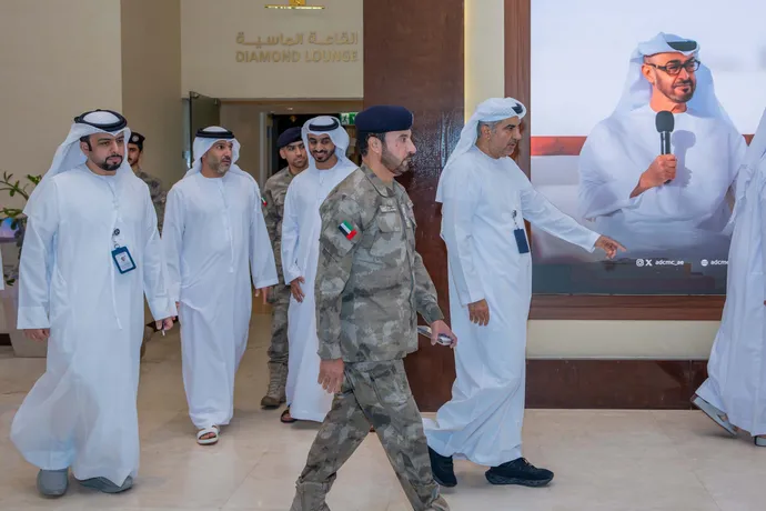 معالي اللواء أحمد سيف بن زيتون المهيري يطلع على سير العمليات في مركز إدارة الطوارئ والأزمات لإمارة أبوظبي