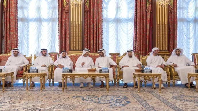 خليفة بن طحنون بن محمد يُقدِّم واجب العزاء في وفاة عائشة راشد الظاهري