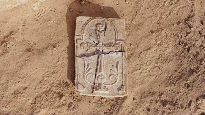 دائرة الثقافة والسياحة – أبوظبي تعلن اكتشاف صليب عتيق في موقع دير مسيحي ضمن أحدث عمليات التنقيب الأثري في جزيرة صير بني ياس