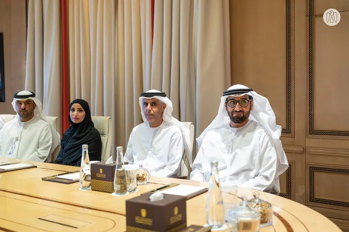 Hazza bin Zayed receives delegation from Abu Dhabi Heritage Authority and reviews strategic projects and initiatives in Al Ain Region