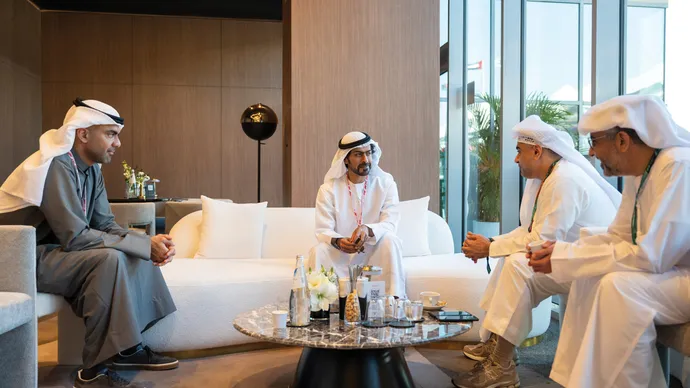 خليفة بن طحنون بن محمد يشهد جانباً من فعاليات سباق جائزة الاتحاد للطيران الكبرى للفورمولا 1