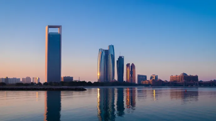 منظومة إدارة الطوارئ والأزمات والكوارث في أبوظبي تواصل تقييم التطورات الإقليمية وتؤكد استقرار الإمارة