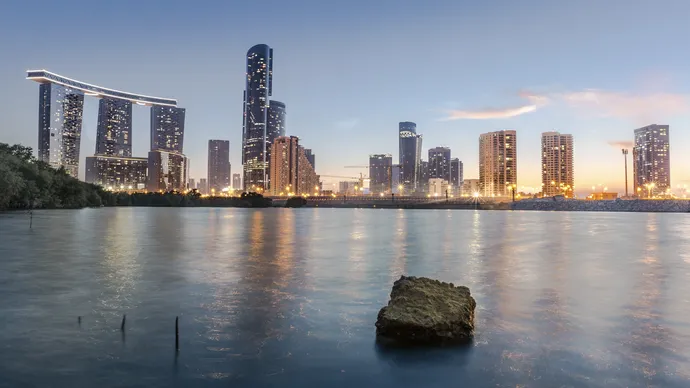 خالد بن محمد بن زايد يعتمد إطلاق مجمّع التقنيات المالية والتأمين والأصول الرقمية والبديلة في أبوظبي