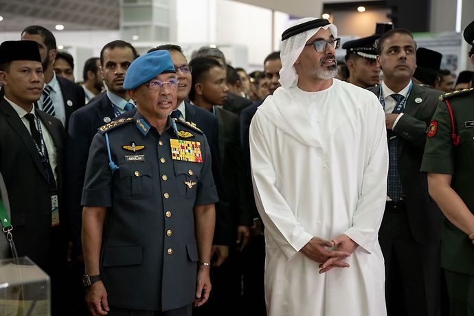 برفقة ملك ماليزيا، خالد بن محمد بن زايد يزور معرض &quot;الملاحة والفضاء&quot;