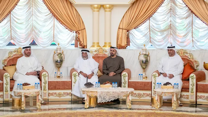 ذياب بن محمد بن زايد يُقدِّم واجب العزاء في وفاة آمنة أحمد الظاهري