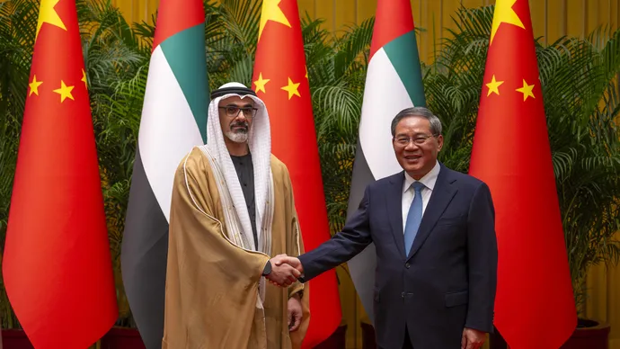ولي عهد أبوظبي ورئيس مجلس الدولة الصيني يبحثان تعزيز الشراكة الاستراتيجية الشاملة وتوسيع آفاق التعاون بين البلدين