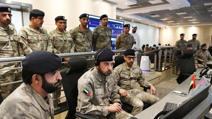 قائد عام شرطة أبوظبي يشيد بجهود الدوريات الميدانية خلال زيارته غرفة العمليات
