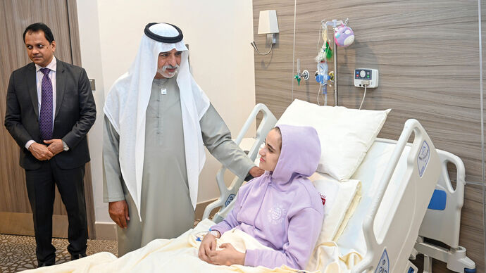 نهيان بن مبارك يزور الأطفال الفلسطينيين وذويهم ممَّن يتلقون العلاج في مستشفيات الدولة