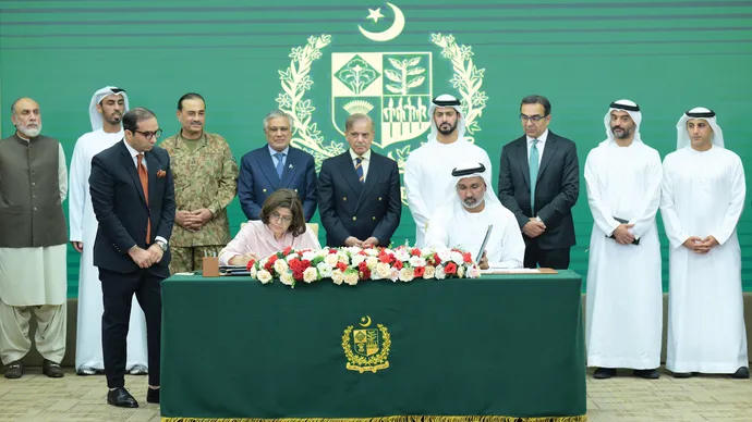 بحضور زايد بن حمدان بن زايد ورئيس الوزراء الباكستاني الشركة العالمية القابضة تعلن عن الاستحواذ على أكثر من 82% من حصص أسهم بنك &quot;فيرست وومن بنك ليمتد&quot; الحكومي في باكستان
