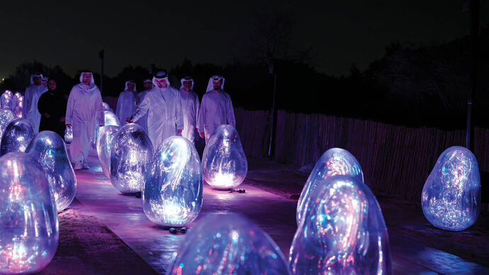 خالد بن محمد بن زايد يزور معرض «منار أبوظبي» للفنون الضوئية