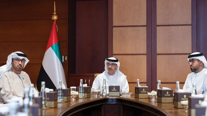 هزاع بن زايد يستقبل وفداً من وزارة الصناعة والتكنولوجيا المتقدمة و"أدنوك" لاستعراض المبادرات التنموية في منطقة العين